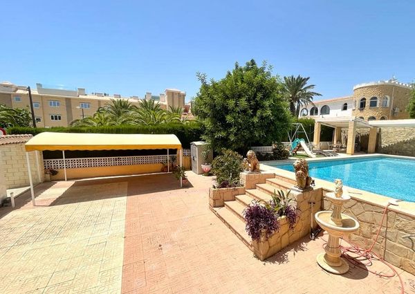 LONG TERM RENTAL. Spacious villa with 6 bedrooms for rent.