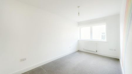 2 bedroom Flat To Let - Photo 4
