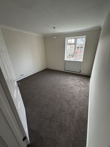 3 Bed Flat, Beverley Hyrst, CR0 - Photo 2