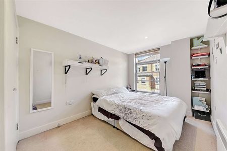 A well presented two bedroom flat ideally situation near to Clapham Junction station. - Photo 2