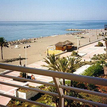 Middle Floor Apartment in Estepona - Photo 1