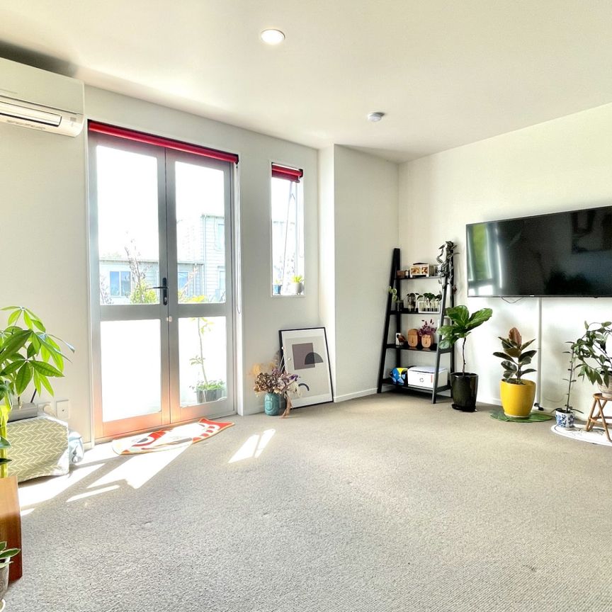 Convenient Glen Eden Living – 3 Bed Townhouse with Garage - Photo 1