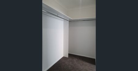 STUNNING 4 BEDROOM HOME WITH 2ND LIVING - Photo 4