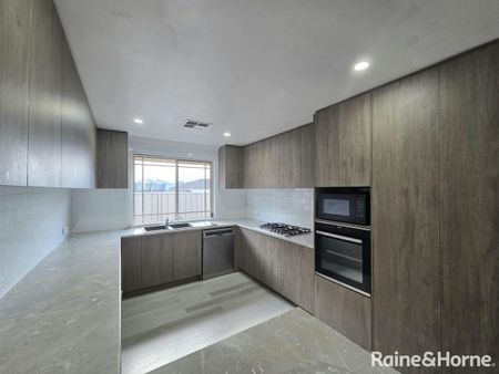 Comfortable, family-friendly home in a Worrigee - Photo 2