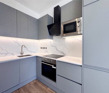 Roop House, Fleet, Hampshire, GU51 - Photo 6