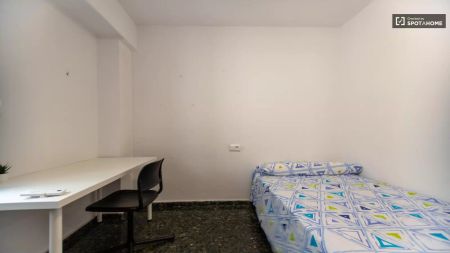 Bedroom for rent in a 4-bedroom apartment in Valencia - Photo 5