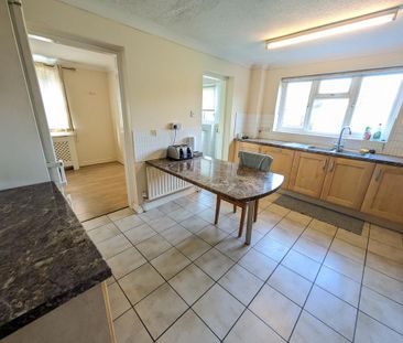 6 bedroom detached house to rent - Photo 3