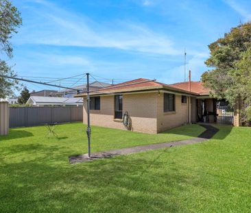 Spacious Family Living in the Heart of Bundall - Photo 2