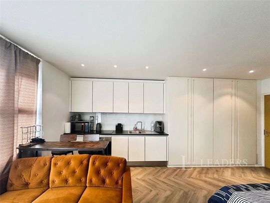 Studio to rent - Photo 1