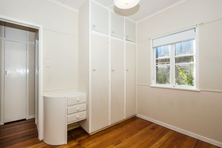 Post war home in excellent location - Photo 3