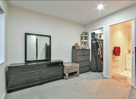 Modern & Spacious 3-Bedroom Duplex in Clover Park - Perfect Family Living! - Photo 2