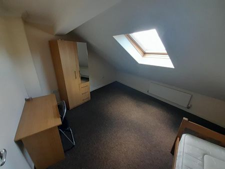 1 bedroom in a house share to rent - Photo 3