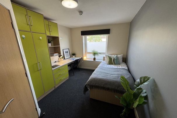 1 bedroom in a flat share to rent - Photo 1