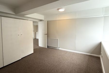 Queens Road, Weybridge - 2 bedrooms Property for lettings - Seymours - Photo 4