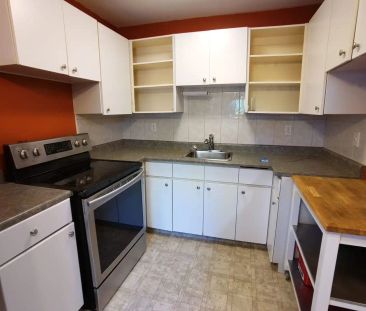 COZY 2 BED & 1.5 BATH TOWNHOUSE CLOSE TO SCHOOLS & SHOPPING — 2 Bed... - Photo 1