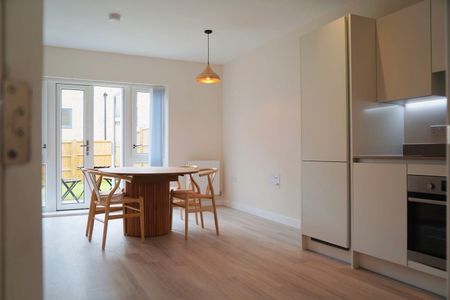 Peartree Avenue, SW17, London - Photo 2