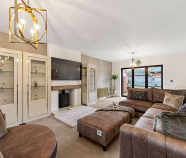 A beautifully renovated five bedroom detached home, offering a true... - Photo 2