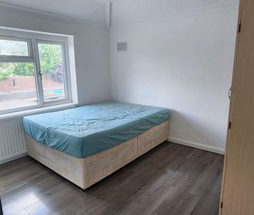 4 bedroom semi-detached house to rent - Photo 5