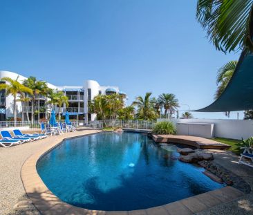 Top-Floor Coastal Apartment with Ocean Views - Photo 5