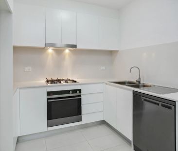 Stylish One-Bedroom + Study Modern Apartment - Photo 2