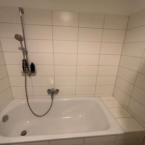 Wohnen in den DRAGONERHÖFEN von Wels - gepflegte 1-Zimmer Wohnung mit Abstellraum und modernem Badezimmer (inkl. Wanne)! Verfügbar ab 01.09.2026! - Photo 1