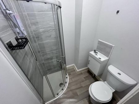 1 bedroom in a house share to rent - Photo 2
