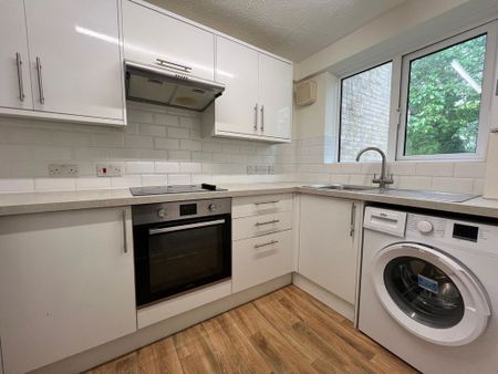 King James Way, Royston, SG8 - Photo 3