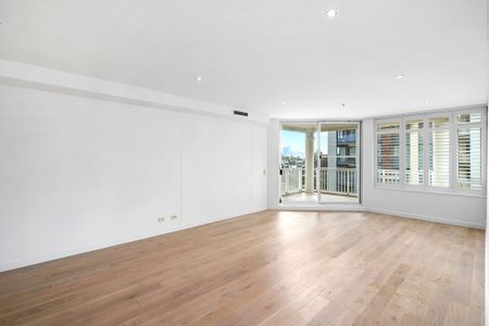 Sunlit Harbourside Apartment in an Exclusive Pyrmont Setting - Photo 2