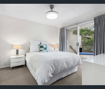 Stylish Greenslopes Living with Space to Spare! - Photo 4