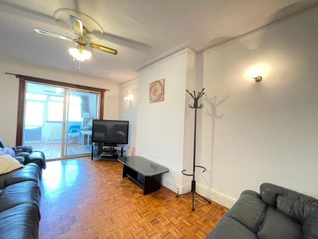 5 bedroom semi-detached house to rent - Photo 2