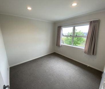 5 Bedroom in Flat Bush - Photo 2
