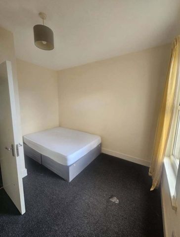 3 Bed Flat, Dickens Road, E6 - Photo 2