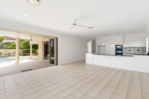 37 Oyster Cove Promenade, Helensvale. - Photo 1