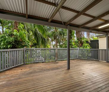 Charming cottage on quiet street - Photo 1