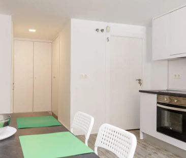 Room in a shared 5-bedroom apartment for rent in Zaragoza, all bill... - Photo 5