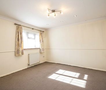 Thatches Grove, Romford, RM6 - Photo 3