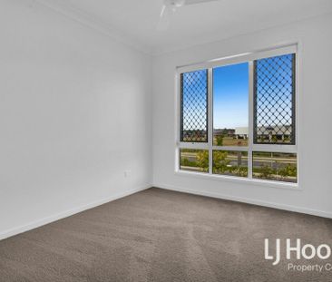 Prime Location - Contemporary Living - Walk to Anytime Fitness & Ca... - Photo 2