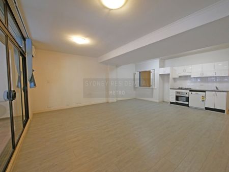Oversize One Bedroom Apartment - Axis Apartment - Photo 2