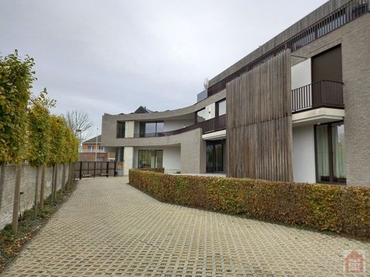 Lichtrijk appartement met groot terras en dubbele garagebox - Photo 1