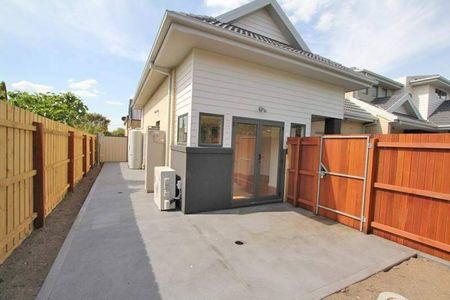 Contemporary Bayside Townhome - Photo 5