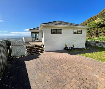 Great View Standalone 3-Bed 2-Bath w/ Backyard - Photo 3