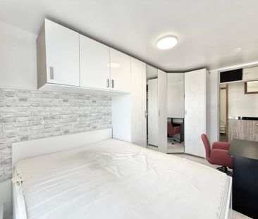 4 bedroom property to rent - Photo 1