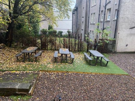 9 bedroom flat to rent - Photo 2