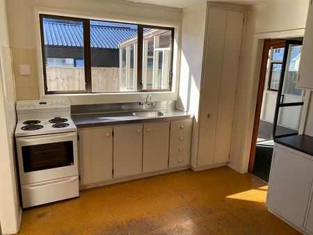 Central 3BR fully fenced home with sunroom - Photo 5