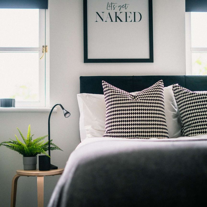 Flat 1, 148 Devonshire Street Room 2 - Photo 1