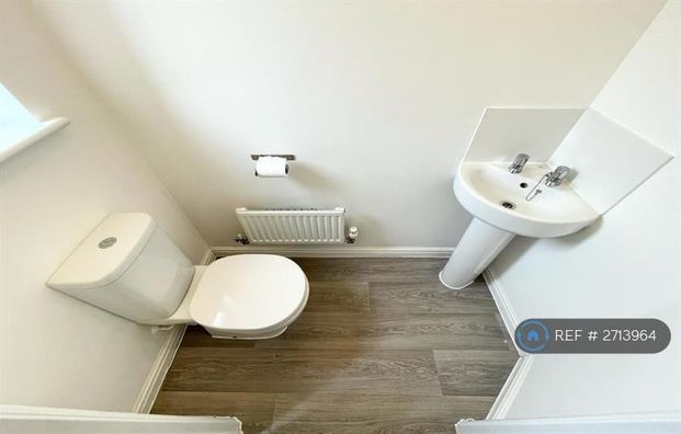 3 bedroom semi-detached house to rent - Photo 1