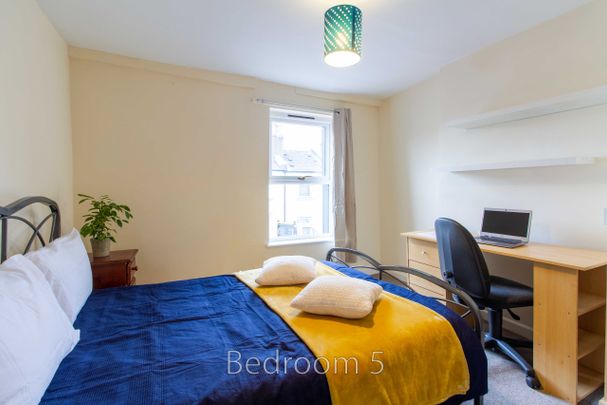 Room 6 - Photo 1