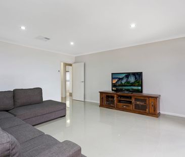 Stylish Family Living in Silky Oak Estate - Photo 2
