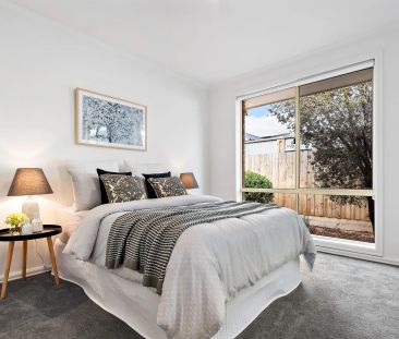 LIGHT FILLED, SPACIOUS HOME WITH 3 BEDROOMS AND A 3 CAR GARAGE! - Photo 3