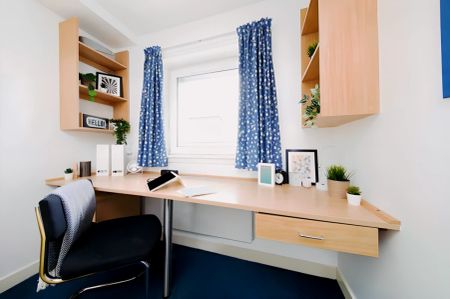 Large Ensuite: Two Bed Flat - Photo 3